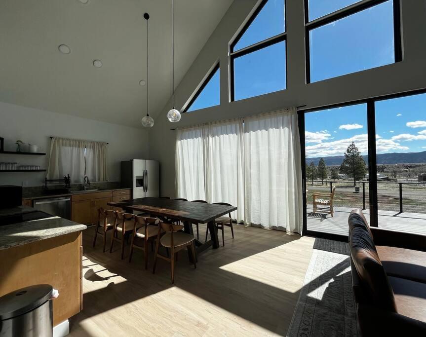 Вілла Red Rock Retreat Stunning Floor To Ceiling Views Гатч Екстер'єр фото